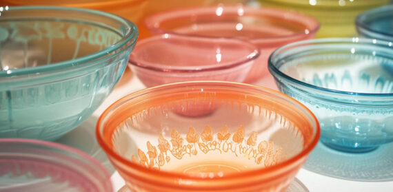 Screenshot of Pyrex bowls on a table